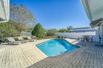 Image de Coastal Iris - near Gulf beaches, trail, shoppong