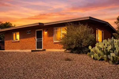 Image de 2br/2ba Westside Retreat | Kitchen + Backyard Dining