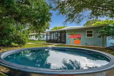 Image de Cowboy Pool | Hammock | Games | 5 min to beach