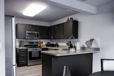 Image de Peaceful 3-Bedroom Townhome in Crest Hill /Queen Beds, Full Amenities & Gazebo