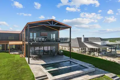 Image de Lakefront resort home. Sleeps 26+! Boat dock, kayaks, pool, hot tub & more!