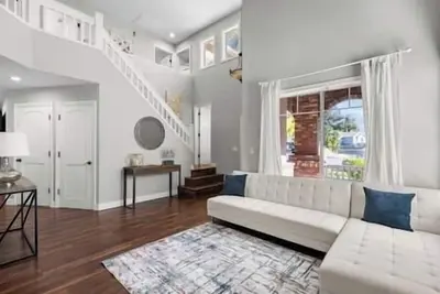 Image de Big Red Brick Home near Six Flags Magic Mountain