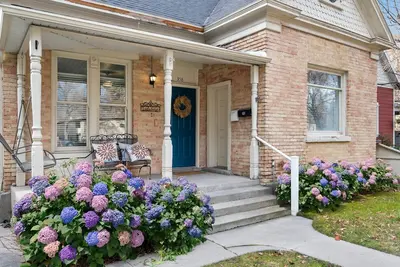 Image de Timeless 1890s Bungalow Steps to Downtown
