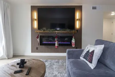 Image de Roark Creek Retreat | Luxury 2br Condo • Pools • Walk to Branson Landing