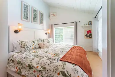 Image de Cozy cottage in Coloma. Sleeps 8, and is just a short walk to the lake.