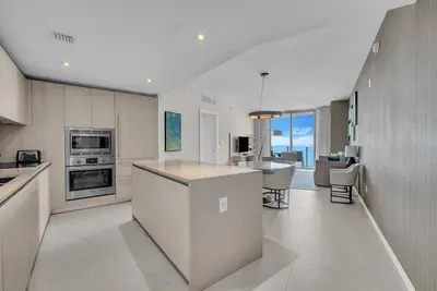 Image de Beachfront 2br in Hollywood Panoramic OceanViews