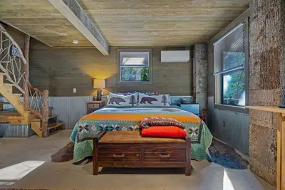 Image de A-frame cabin - Low level with private entrance. No guests live  above you.