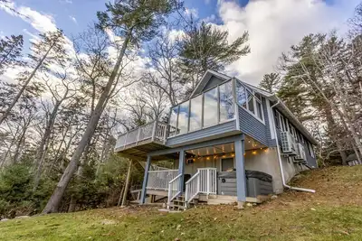 Image de New! Upper and lower decks, central air conditioning, and a fully stocked kitchen!