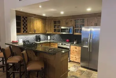Image de 3 Bedroom Condo under tram w/ lift tickets!