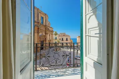 Image de Demeure Historique dans un Emplacement de Prestige