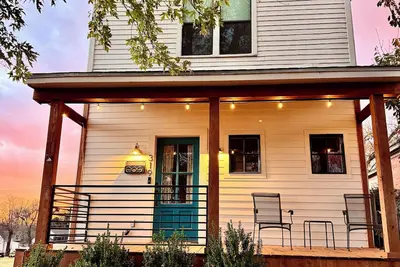 Image de Pearl's Place - A Historic, Red-Brick Street Gem