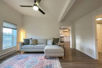 Image de 4 Bedrooms ~ Clean & Comfortable!