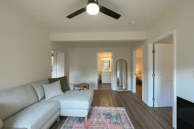 Image de Stylish & Cozy 2br • Central Location • Sleeps 4!