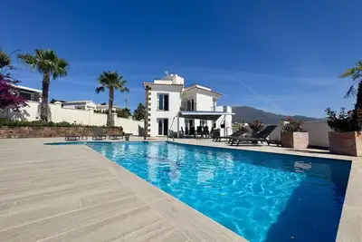 Image de Stylish Estepona villa with panoramic views and private pool