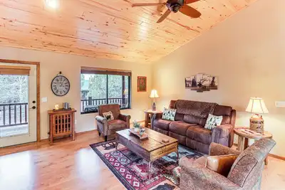 Image de White Mountains Cabin: Near Trails & Lake Access!