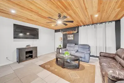 Image de Step Into Style: Open Living, Wooden Ceilings 4bd 2ba Haven