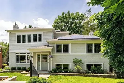 Image de Charming, Spacious Urban Retreat with Park Views in Chevy Chase Md