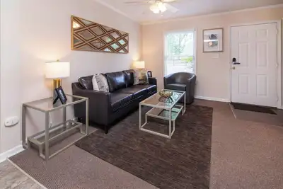 Image de 2br Near Uptown & Airport