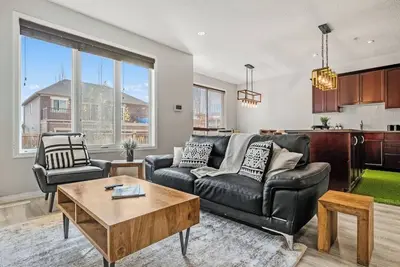 3br Detached Home | Garage | Fireplace | Jacuzzi