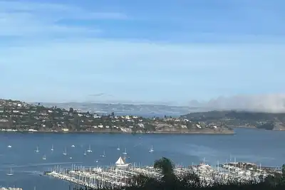 Image de Furnished 30 to 60 day rental - Feb/March - Architectural Gem with Bay Views