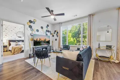 Image de Regal Noir 2br/2ba | Short-Term Rental in Decatur w/ Pool & Rooftop Lounge