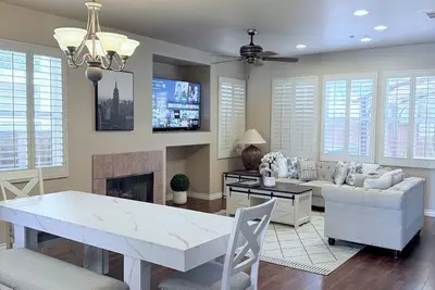 Image de Hot Tub + Comfy 3Bedroom/ 3Bath + 8 miles 2 Beach.