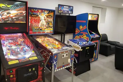 Image de 🏆 Top Pick Arcade Home 5br Sleeps 14 with King Suite Central Location