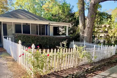 Image de Must see, modern updated beautiful Peachtree Hills Neighborhood near Buckhead!