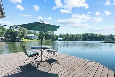 Image de Pet-Friendly Lakefront Retreat - Dock, Kayaks & Fire Pit