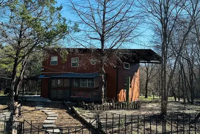 Image de Cozy two story cabin retreat surrounded by nature