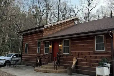 Image de 3-bedroom house with outdoor hot tube on 9 acres of total privacy