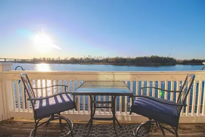 Image de Waterfront Sunset Views in Port City Wilmington Nc -King Bed & Balcony