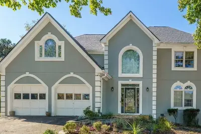 Image de Traditional Home with Long Level Driveway offers media room and 4/2. 5