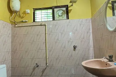 Image de Lakeside Retreat is a serene getaway nestled alongside tranquil waters.