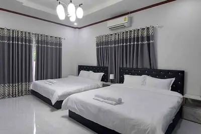 Image de La villa Natphop avec piscine et piscine pour réunions