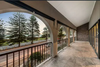 Image de 25 Esplanade Beachfront Villa with Ocean Views