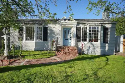 Image de Sunny 3 Bedroom Home in La Crescenta with Charming Decor