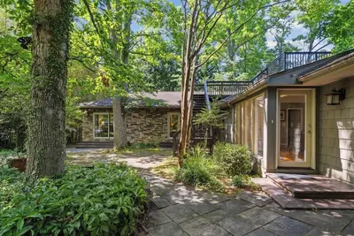 Image de Waterfront mid-century home