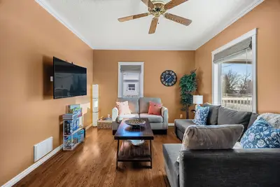 Image de Calm heritage home in downtown Beaumont. Walk to shops, dining, clinic. Full private house, pet friendly, spacious, minutes to airport. Quiet stay!