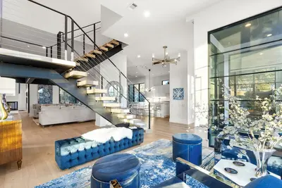 Image de New luxury modern home in Midway Hollow with heated pool, private casita, indoor/outdoor living, designer furnishings, garage, and concierge service. Perfect for families, groups, or extended stays.