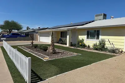 Image de Great   3-bedroom house with Ac in friendly  Mesa neighborhood  Complete remodel