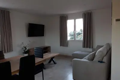 Image de Appartement lumineux et spacieux dans maison située entre mer et montagne