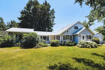 Image de Avalon Cottage! Spacious family cottage in Lambton Shores!