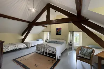 Image de Chambre d’hôtes « Chambre Bleue et Jaune » avec vue sur la montagne, terrasse partagée, Wi-Fi
