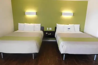 Image de 2 Classic Queens Near Downtown Monterey