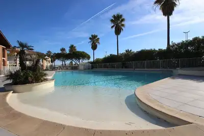 Image de Appartement dans résidence avec piscine et accès plage