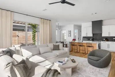 Image de Fountain Bleau #2 |Oak Lawn Luxury Stay | Fire Pit & Grill | 7 Mins to Airport