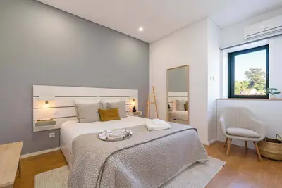 Image de Colorful & Cozy Apartment by HostWise