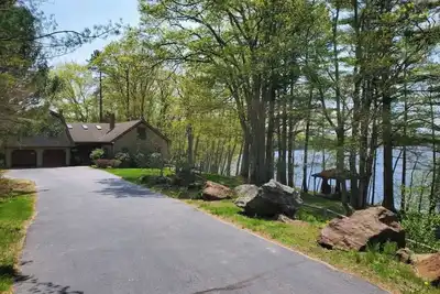 Image de The Lake House - Spacious 8-bedroom lakefront vacation home