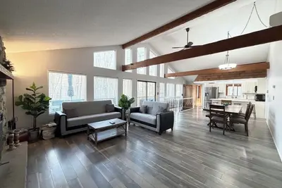 Image de Huge 2 living room house with Movie theater. Pocono Escape.